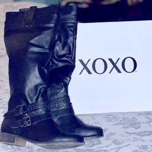 ♥️ XOXO Makena style black cowboy boot. Wrap around side buckle women’s 8 1/2